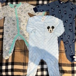 It’s three piece set baby boy ONSIES size 3-6m
